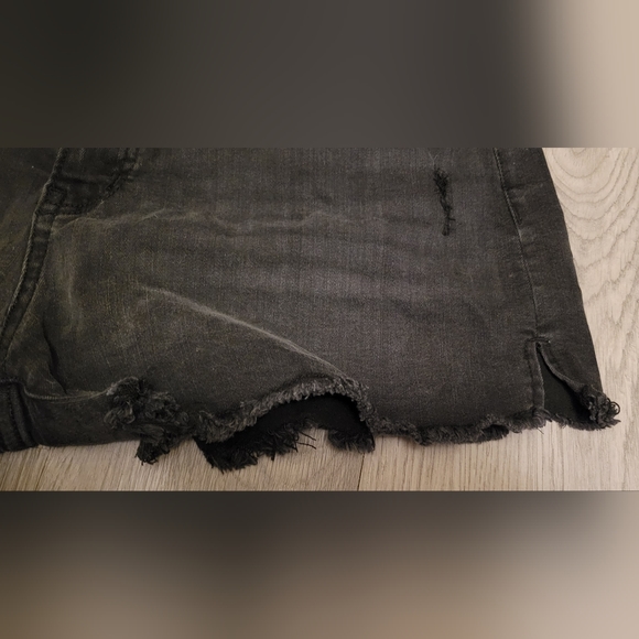 Time & Tru, frayed booty jean shorts, black, Size 16, High Rise - Picture 7 of 11